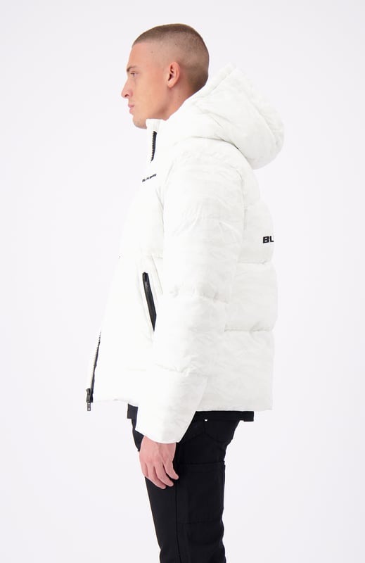 Fabricado en 100 % poliéster. El color cambia según la temperatura; diseño innovador que reacciona al color. Ajuste relajado para usar en capas cómodamente y una silueta informal. Cierre de cremallera frontal de largo completo para usar fácilmente. Dos bolsillos frontales con cremallera para un almacenamiento seguro y una mayor funcionalidad. Incluye una capucha para mayor calidez y protección en climas más fríos. La marca BLCK BNNS se destaca en la espalda y el pecho. Material aislante para mantenerte abrigado en condiciones frías. Perfecto para ropa de calle, informal o de invierno para exteriores, combinando funcionalidad y estilo.