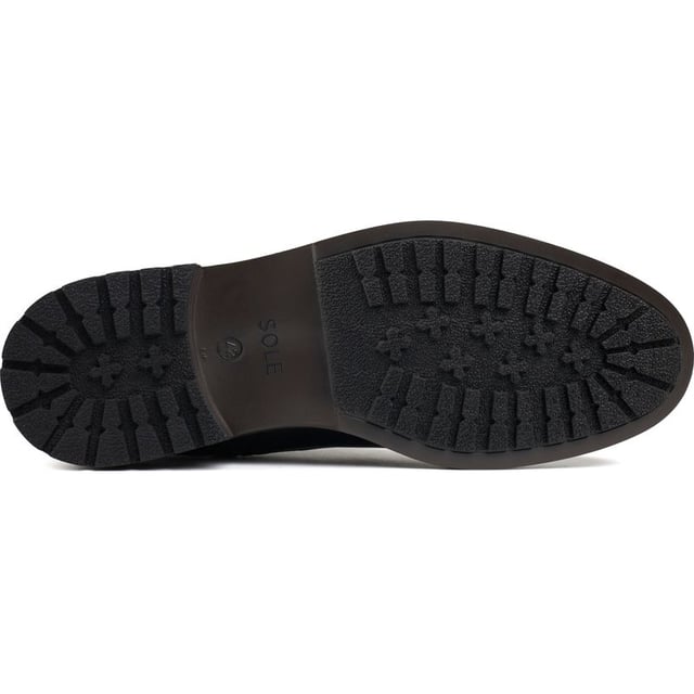 Estas clásicas botas Chelsea Pento de SOLE tienen un estilo moderno y una apariencia elegante. Están hechas con una parte superior de cuero de lujo y un forro de cuero suave que se adapta a la forma de tus pies. Los refuerzos elásticos y un detalle refinado de broche de metal característico le agregan una dimensión visual a este básico exclusivo. Perfecto para dar el salto a la nueva temporada con estilo y personalidad.