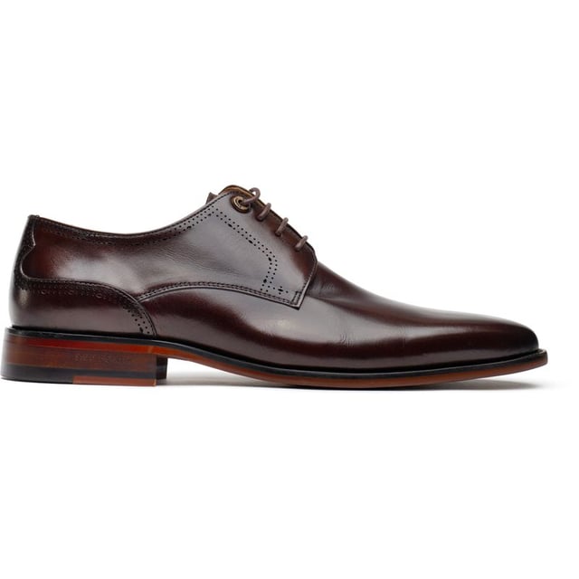 Presentamos el Zapato Derby Warren de Simon Carter, una perfecta combinación de sofisticación atemporal y peculiaridad pulida. Estos zapatos excepcionales redefinen el estilo clásico Derby con sus detalles únicos y encantadores. Meticulosamente elaborados con cuero de primera calidad, los Zapatos Derby Warren cuentan con un diseño elegante y esbelto, que irradia una sensación de refinamiento. Ya sea que te vistes para un evento formal o que desees añadir un toque de distinción a tu vestimenta diaria, este básico del armario de calzado de Simon Carter asegura que hagas una declaración distintiva de estilo y personalidad.