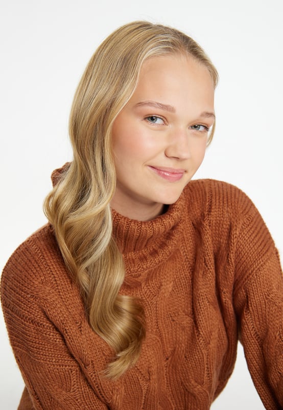 Gezellige coltruien zijn favoriet tijdens de wintermaanden. Dit slanke model van myMo is gemaakt van een zacht garen en voorzien van een all-over kabelpatroon. De overgesneden schouders zorgen voor een zekere nonchalance, terwijl de geribde manchetten het ontwerp compleet maken.  Gebreide trui