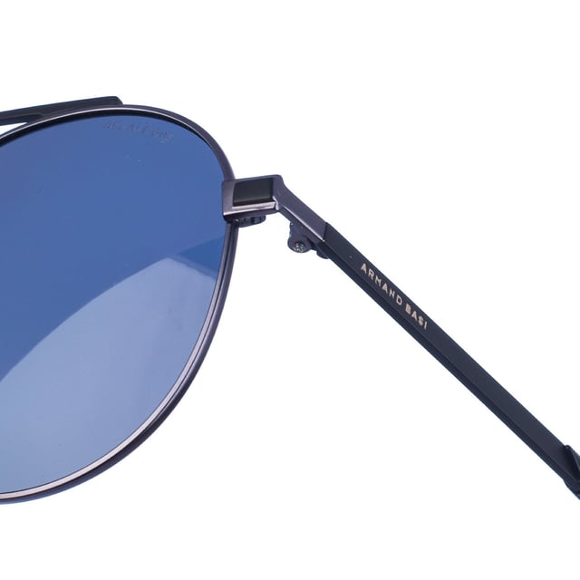 Gafas de sol Armand Basi con montura de metal.
 Color Negro
 Forma ovalada.
 Lentes de color Negro
 Patillas metalicas y acabado en acetato.
  Nombre de la marca grabado en la lente.
 Polarizada. 
 Incluye una funda de tela de protección.
Cristal antirreflejo.
Los colores reales del producto pueden variar ligeramente con respecto a los colores que muestra su monitor.
 
 Medidas  Ancho lente: 55 mm. Puente: 21 mm. Patillas: 145 mm.
 
 Limpiar las gafas con agua y jabón (neutro).
 - No utilice paños sucios o abrasivos, que puedan alterar las características de los filtros.
 - Utilice solo accesorios y repuestos originales.