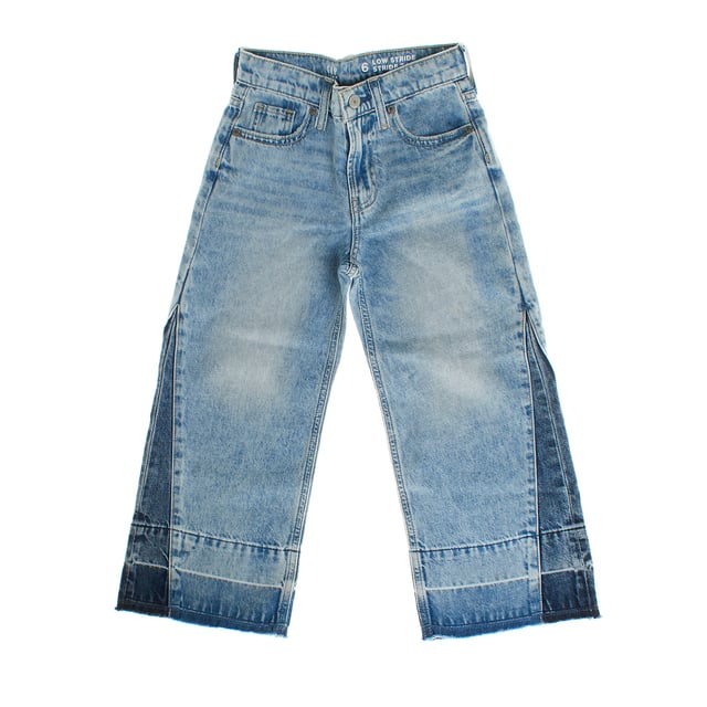 Mid-rise jeans for girls, made from authentic denim for a comfortable and modern style.

 They feature a front closure with buttons and zipper, with an additional hidden clasp in sizes 4 to 8 for ease of use.

 Featuring the classic five-pocket design, these jeans stand out for their contrasting patches on the legs and hem, adding a unique and eye-catching touch.

 Their wide cut provides freedom of movement, making them an ideal option for a casual, fresh and personality-filled look.
 Composition: 100% Cotton
 Care:
- Machine wash cold.
 - Use similar colors in the wash.
 - Avoid the use of bleaches.
 - Dry at low temperature in the dryer.
 - Iron at low temperature.
 - Do not dry clean.