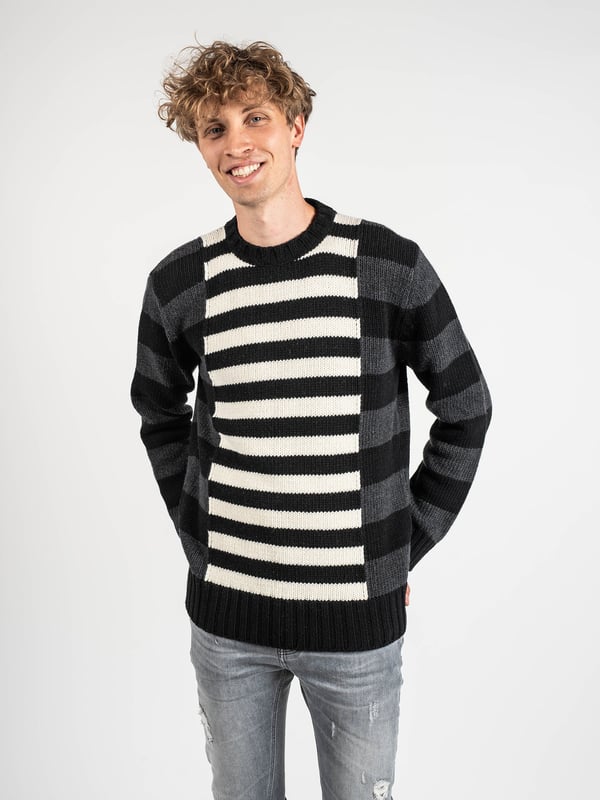 Modellkod: LLK113-654U | Randig rundhalsad jumper i ull, Modell: normal passform