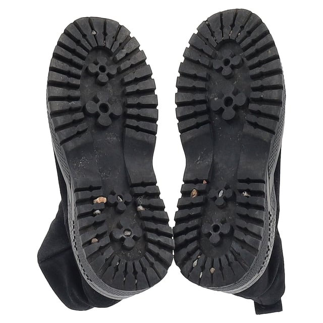 VINTAGE, UVP WIE NEU  
Umarmen Sie mühelose Eleganz mit den Miu Miu Ankle Boots mit Reißverschluss aus luxuriösem schwarzem Wildleder. Diese schicken Stiefel kombinieren Raffinesse mit einem modernen Touch und bieten ein schlankes, elegantes Design, das problemlos vom Tag zur Nacht übergeht. Das weiche Wildledermaterial bietet eine feine Textur, während die kräftigen Reißverschlussdetails in Silber einen Hauch von modernem Charme verleihen.

Miu Miu Ankle Boots mit Reißverschluss aus schwarzem Wildleder

Zustand: Sehr gut  
Gebrauchsspuren: Leichte Abnutzungen, leicht getragen, aber sehr gut gepflegt. Kleine Markierung an den Sohlen & Falten, leichte Kratzer an den Sohlen und Fersen.  
Verpackung: Staubbeutel  
Farbe: Schwarz  
Material: Wildleder | Wildleder  
Größe: IT | 35/UK2/US5  
Maße: Absatzhöhe: 60; Innensohlenlänge: 280  
SKU: TONPUGBSH444356W  