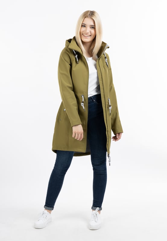 Geen vulling  Overtuig jezelf van deze sportieve, chique softshell jas van Schmuddelwedda. Het model is ademend, wind- en waterafstotend en scoort met een stijlvolle lengte die goed over het zitvlak valt en met een tailleband tot aan het figuur kan worden opgetrokken. Bijzonder opmerkelijk zijn de twee praktische zakken en de vele liefdevol doordachte details zoals de voor Schmuddelwedda typische koorden, borduursels, reliëfoogjes en koordstoppers.  softshell jas