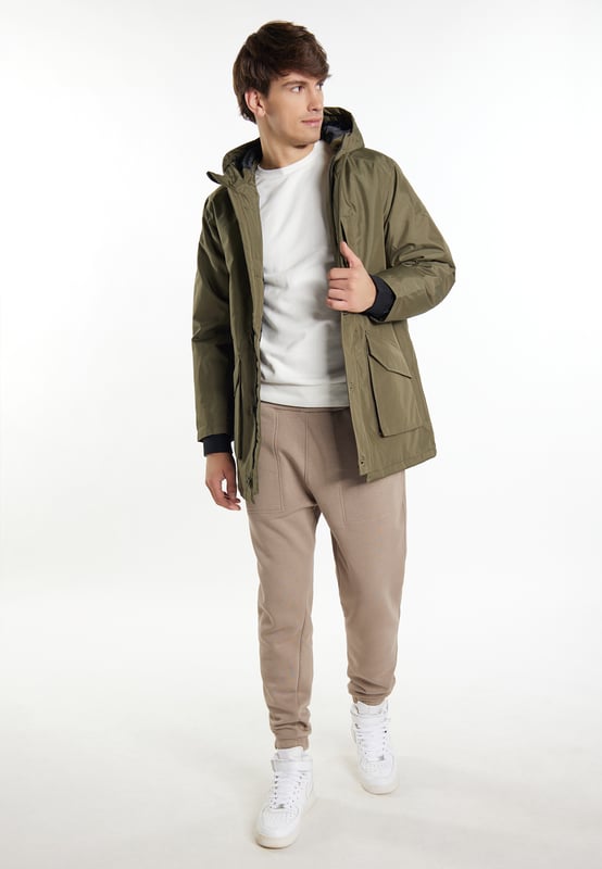 In klassieke stijl is deze winterjas van Mo jouw 24/7 outdoor-metgezel. Het robuuste, licht glanzende materiaal is gecoat en waterafstotend en de lichte vulling zorgt voor een warme isolatie. De grote capuchon biedt bescherming, net als de ritssluiting verborgen onder de knoopsluiting. Een praktische borstzak en de interne geribde manchetten aan de mouwen maken het model compleet.  Parka