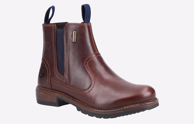 A traditional country boot with classic oiled leathers and comfort-fit asymmetric elasticated gussets. Laverton is a stylish performer in wet weather with its internal waterproof membrane and easy-wear pull loops.
-Comfortably soft crazy horse oily leather upper-Vintage-look tonal contrast stitching accents-Modern half cut asymmetric stretch panels-Durable canvas front and rear pull loops-Signature debossed Cotswold acorn logo-Internal breathable, waterproof membrane-Moisture wicking lining-Memory foam foot bed-Lightweight traditional-look faux welt-Chunky cleated sole with bark effect