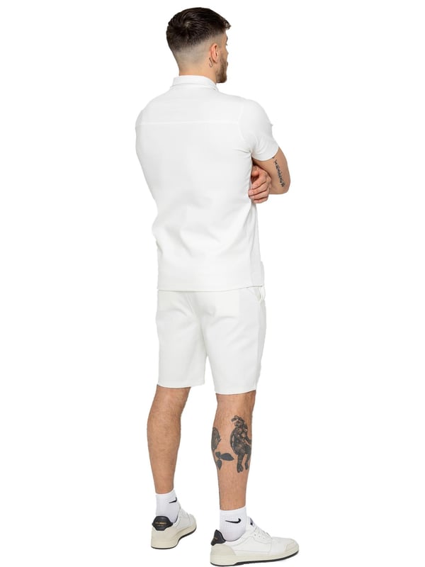 El conjunto de chándal con camiseta polo Enzo Milano está confeccionado con tela de alta calidad, con un dobladillo recto y un cuello abierto para una apariencia refinada. Combinado con los versátiles pantalones cortos stretch Enzo para hombres, el conjunto ofrece comodidad y conveniencia con dos bolsillos laterales, dos bolsillos traseros con ribete, una cintura elástica con cordón ajustable y un detalle de costura delantera.