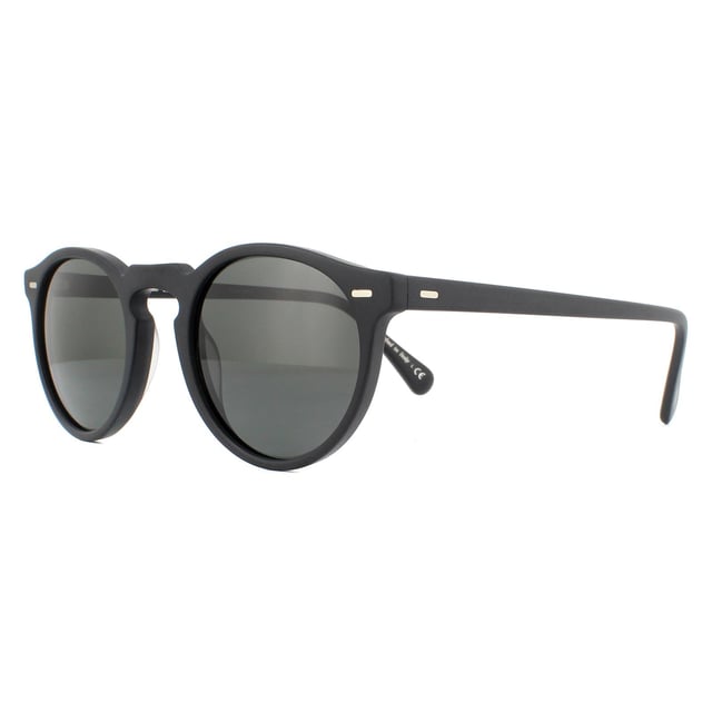 Oliver Peoples Gregory Peck OV5217S 1031P2 Semi Mat Mat Crystal Black Midnight Express polarisierte Sonnenbrille ist eine weitere von Prominenten inspirierte Sonnenbrille von Oliver Peoples mit diesen erstaunlichen Schattierungen von Retro-Stil mit einem Key-Loch-Brücken-Design und ikonischem Stil.
