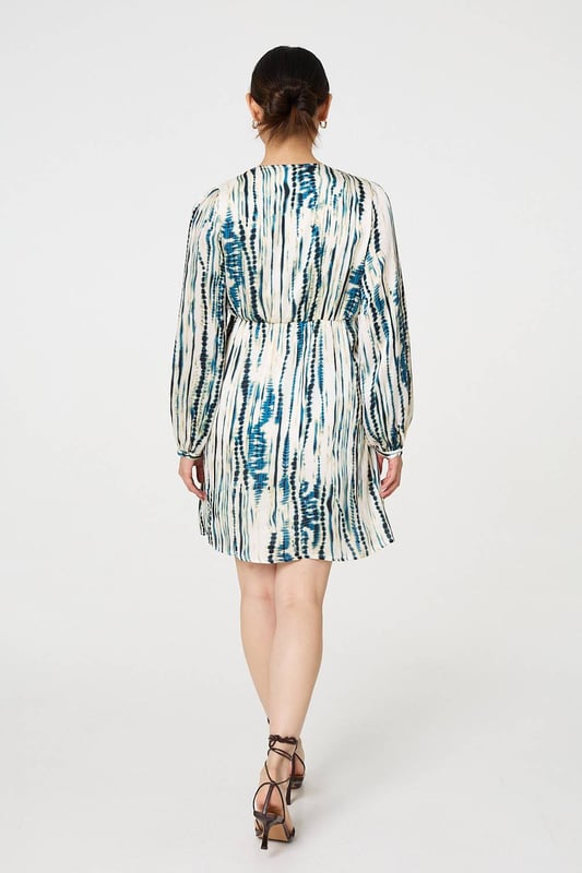 All body types look great in an empire waist dress. This one has a short length hem with long puff sleeves and a v-neck. The relaxed fit means you'll look effortlessly put-together at your next dinner, party or event.