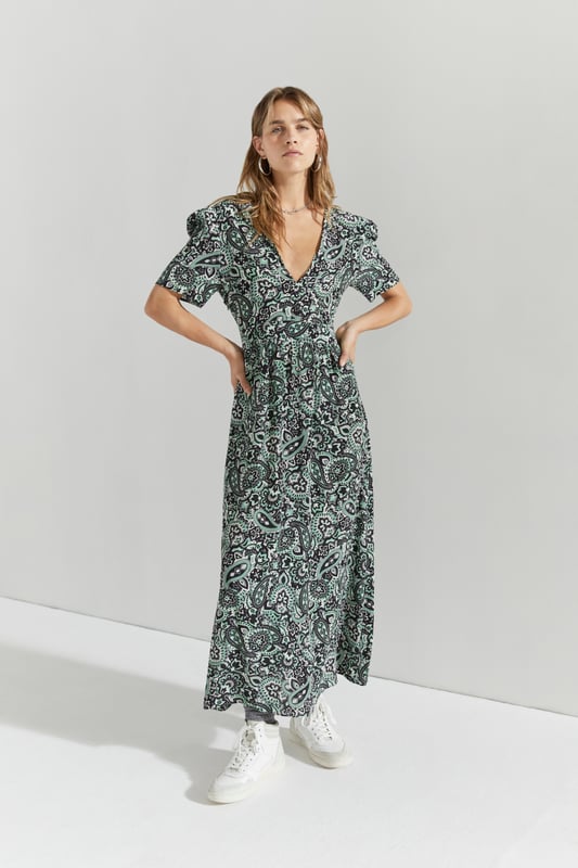 Green and beige floral print maxi dress. V neck, ¬æ sleeves. Sewing at the waist. Large opening in the back and button fastening.