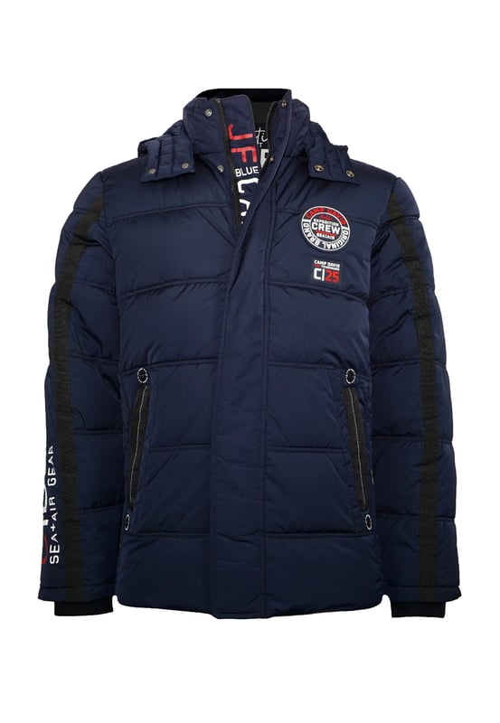 Diese Steppjacke für Herren ist ideal für kältere Tage. Es hat eine reguläre Passform, die genügend Bewegungsfreiheit und hohen Tragekomfort bietet. Die Jacke verfügt über einen hohen Stehkragen und eine zusätzliche, separat mit Druckknöpfen verschließbare Kapuze – der optimale Schutz vor Wind und Kälte. Die Jacke selbst wird mit einem verdeckten Reißverschluss geschlossen. In den beiden Seitentaschen können Essentials verstaut werden. Diverse Label-Details runden das Design ab.