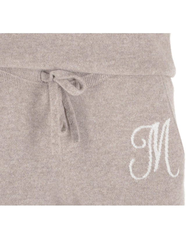 Pantalones de chándal de cachemira Crown of Edinburgh para mujeres  
Color Morningside Camel  
Tejido de 12 agujas  
Cintura con cordón ajustable  
Dos bolsillos inclinados con letra contrastante firmada  
Acabado de canalé de 8 cm en el dobladillo para un buen ajuste  
Hechos con cachemira de calidad premium  
Elige tu letra de A, D, K, L o S  
Hecho en Mongolia  
Lavar en seco o a mano con agua fría  
100% cachemira  
Tamaño: M  
100% CACHEMIRA