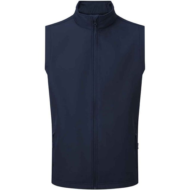 Premier Herren-Windschutzweste (Marine) Material: 100% recyceltes Polyester. Innenfutter: Gebundenes Vlies. Gewebe: Doppellagig, Softshell. 280gsm. Muster: Einfarbig. Kinnschutz. Gewebe-Technologie: Easy-Clean, duschbeständig, wasserdicht, windbeständig. Ärmel-Typ: Ärmellos. Ausschnitt: Stehkragen. Taschen: 2 Fronttaschen, Reißverschluss, 2 Innentaschen. Verschluss: Durchgehender Reißverschluss. Saum: Kordelzug, Gummizug. Nachhaltigkeit: Amfori, BSCI, GRS zertifiziert.