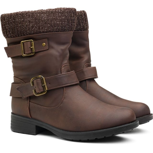 Dale la bienvenida a las nuevas estaciones con las botas de motociclista Solesister Vita. Estas botas hasta el tobillo cuentan con un diseño de dos hebillas de metal plateado para un atractivo rebelde adicional y un ribete de cuello de lana que le da un toque de elegancia invernal. Confeccionadas con una parte superior con apariencia de cuero y una suela de goma resistente, prometen durabilidad y estilo. Con un tacón de bloque y una suela con tacos, brindan la elevación y el agarre perfectos.