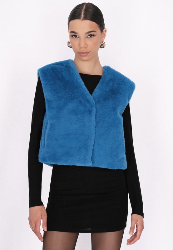 Geef je wintergarderobe een boost met dit funky, mouwloze vest met kort bont. De zachte buitenkant en binnenvoering zorgen voor warmte en comfort, perfect voor koude dagen. Met een V-hals, verborgen sluiting en rechte zoom biedt het een casual maar stijlvolle look. Dit wintervest is gemaakt voor een moderne jonge vrouw en houdt je het hele seizoen lang behaaglijk.  Waistcoat