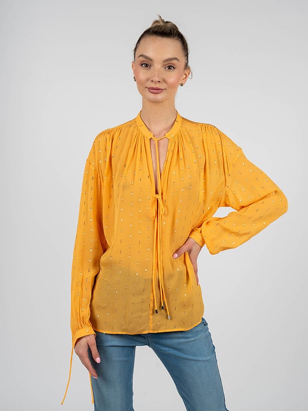 Eenvoudige stijl
Transparant
Met een patroon van metallic draden
Diepe V-halslijn
Halslijn versierd met kenmerkende bandjes
Lange mouwen
Mouwen eindigen met gebonden manchetten
Splitjes aan de zijkant
Gemaakt van hoogwaardige stof