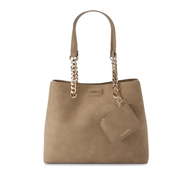 This Cammie tote bag features a camel microsuede exterior with gold tone hardware. There is a removable card wallet on the front chain. Dimensions: 27cm (H), 30cm (L), 16cm (D). Strap drop: 68cm.