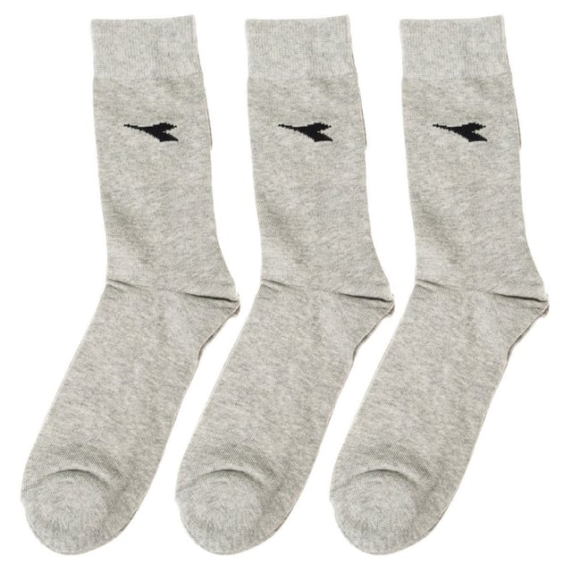 Pack of 3 sports socks. 
 High cut cane. 
 Made of high quality yarn, which guarantees great comfort and durability. 
 Gray. 
 Elasticated cuff. 
 Elastic and breathable fabric. 
 Detail of the mark on one side. 

 Composition: 
 - 80% Cotton. 
 - 18% Polyester. 
 - 2% Elastane. 

 Care: 
 - Handwash. 
 - Do not use bleach. 
 - Do not use dryer. 
 - Do not iron. 
 - Do not dry clean. 

 Composition: 80% Cotton, 18% Polyester, 2% Elastane
 Care:
- Handwash.
 - Do not use bleach.
 - Do not use dryer.
 - Do not iron.
 - Do not dry clean.