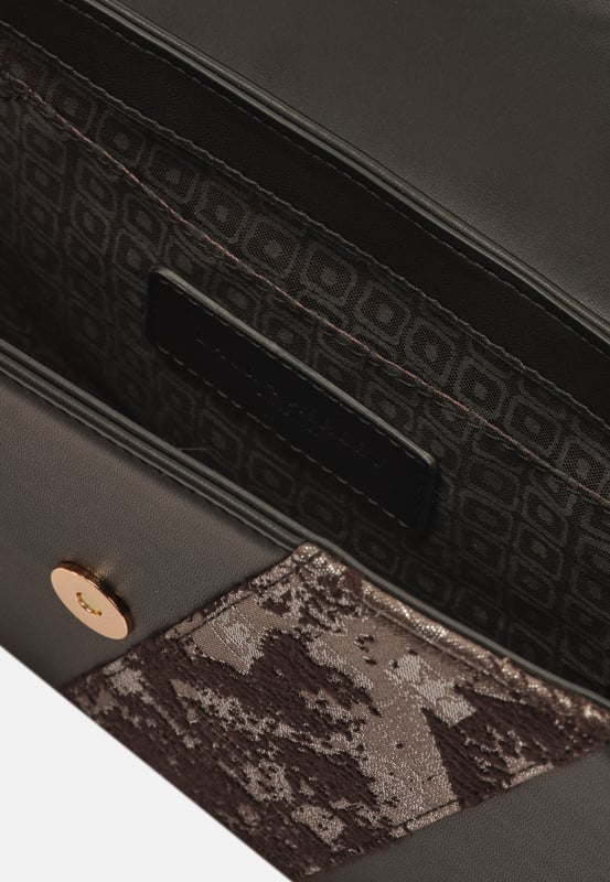 Lenght : 26 cm Height : 16 cm Width : 6 cm Handle Material  : Vegan Leather (pu) Handle Lenght : 50 cm  İnteriror Detail :  Lined Closure Type : Magnet Usage: Suitable for Daily & Formal Carrying on Shoulder and in Hand Material : A Quality Vegan Leather Lined Material : Polyester Lined Colour : Brown Accessory Material : Metal Fabric Type : Straight Compartments : One main compartment and One phone Pocket. Washing Instructions: Do not use chemical-containing cleaners on your product. You can clean the surface with a damp cloth.