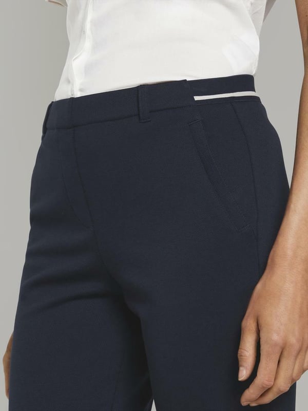 Deze broek voor dames is de perfecte keuze voor een casual en elegante look. Ze zijn gemaakt van zachte en ademende stof die comfortabel is om te dragen. De broek heeft twee zakken aan de voorkant die zowel praktisch als decoratief zijn. De riemlussen, rits- en haakjessluiting garanderen een perfecte pasvorm. De broek heeft een slanke pasvorm, een korte taille, een relaxed model, een smalle pijp en een enkellengte die je figuur flatteren en je benen verlengen. De elastische tailleband zorgt voor meer flexibiliteit en comfort. Het geribde detail op de zakken is een bijzondere blikvanger die de broek uniek maakt.