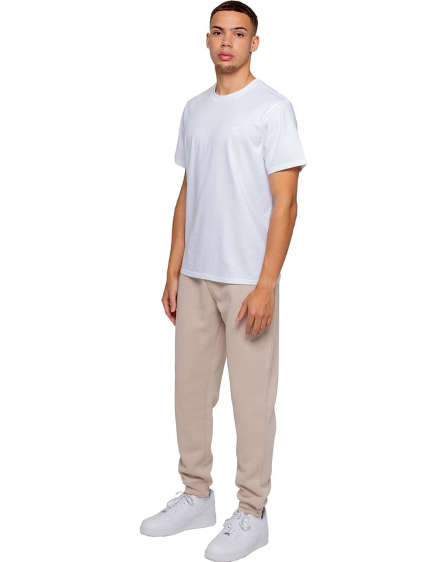 <p>Experimenta la máxima comodidad y estilo con los Joggers de Corte Regular para Hombre de Kruze, diseñados para mantenerte acogedor y luciendo elegante. Hechos con felpa interior cepillada, estos joggers ofrecen una suavidad y calidez excepcionales, convirtiéndose en una opción ideal para relajarte o salidas casuales. Con una cinturilla acanalada y cordones ajustables, brindan un ajuste seguro y personalizado, mientras que los puños ribeteados añaden un aspecto moderno y ajustado que se sitúa de manera ordenada sobre tus zapatillas. Los joggers incluyen dos bolsillos laterales convenientes, perfectos para mantener los esenciales al alcance, y un logo impreso en goma de Kruze en la pierna izquierda que añade un toque de marca distintiva.</p>