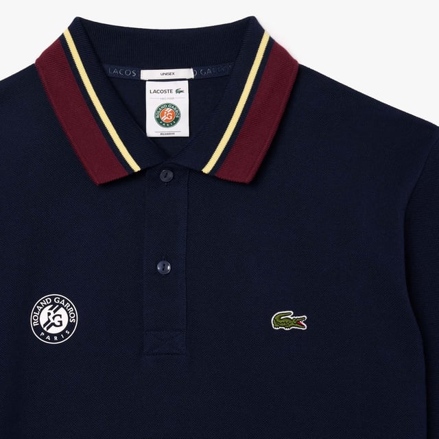 Roland Garros Sport Edition Umpire Polo Shirt Geribbelde polokraag Comfortabele ontspannen pasvorm met rechte mouwen Roland Garros-logo op de borst Co-branded Lacoste x Roland Garros-logo Geborduurde krokodil op de borst