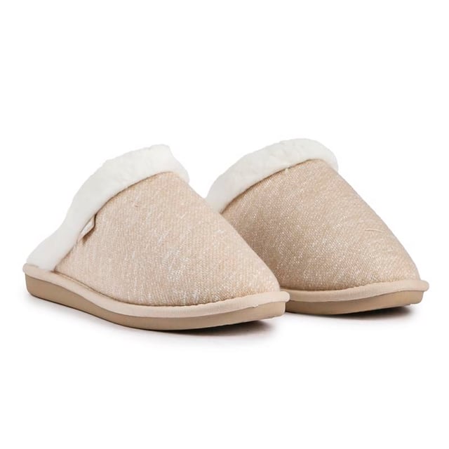 Estas pantuflas naturales Rocket Dog Rosie son el complemento perfecto para tu colección de ropa de estar por casa. Con una parte superior textil suave y ligera. cómoda suela de EVA. Estas pantuflas mantendrán tus pies relajados y cómodos en la casa y en esas ocasiones especiales.