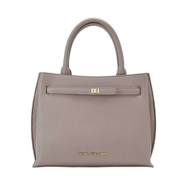 Elegant, klassisch und stilvoll - diese Eigenschaften sind in der Lambeth Handtasche in Orange von Victoria Hyde London vereint. Die goldenen Details harmonieren wunderbar mit dem Orange der Tasche. Das strukturierte PU-Leder enthält keine tierischen Bestandteile, steht aber in Sachen Optik und Qualität echtem Leder in nichts nach. Die Handtasche kann in der Hand oder, dank des verstellbaren und abnehmbaren Schulterriemens, über der Schulter oder als Crossbody Bag getragen werden. Eine schöne, königliche Handtasche, die jedem Alltags- und Abendlook zusätzliche Eleganz verleiht.

Die Handtasche ist auch in Schwarz und im Leopardenmuster erhältlich.

Abmessungen: 30cm x 24cm x 13cm
Material： PU-Leder (vegan) und Shantung-Seide