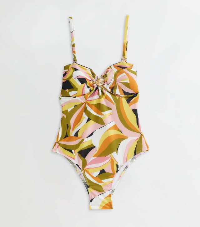 Votre sauveur d'été pour la confiance dans la piscine est le maillot de bain Tropical Palm avec matériel Gold Shell, qui est un ajustement parfait. Conçu pour mettre en valeur votre corps et sculpter vos formes, il est confortablement sans armatures et doté d'une coque dorée.