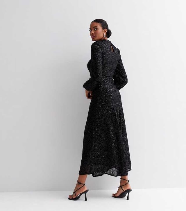 Mit diesem klassischen Midikleid mit hohem Halsausschnitt aus Pailletten in Schwarz verkörpern Sie Raffinesse! Bringen Sie eine lange und schlanke, zeitgenössische Spin auf Pailletten zu Ihrem nächsten ausgefallenen Anlass, indem Sie die schimmernde, glitzernde Gefühl dieses Pailletten-geschmückten Kleid.