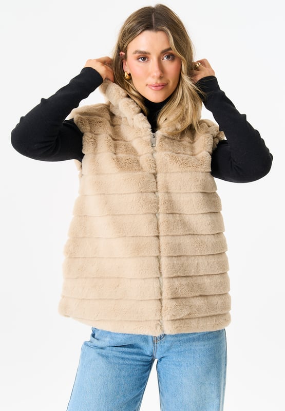 Dieses Fellgilet mit Reißverschluss und Kapuze verleiht jedem Outfit einen Hauch von Stil und Mode. Das luxuriöse Fellmaterial hält Sie warm und kuschelig, während die Kapuze zusätzlichen Schutz vor den Elementen bietet. Peppen Sie Ihre Garderobe mit diesem unverzichtbaren Stück auf.Maße - Länge: ca. 63 cm