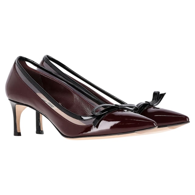 VINTAGE, UVP WIE NEU  
Die Miu Miu Pumps mit Schleifendetail aus braunem Lackleder sind eine anspruchsvolle und elegante Wahl. Sie verfügen über mittelhohe Absätze und spitze Zehen für eine klassische Silhouette. Das kontrastierende schwarze Schleifendetail verleiht diesen zeitlosen Pumps eine verspielte Note und macht sie zu einer vielseitigen und stilvollen Ergänzung jeder Garderobe. Ob kombiniert mit einem maßgeschneiderten Anzug fürs Büro oder einem kleinen schwarzen Kleid für einen Abend aus, diese Pumps werden Ihren Look durch ihr schickes Design und die hochwertige Lacklederverarbeitung sicher aufwerten.  

mit Box  

Miu Miu Pumps mit Schleifendetail aus braunem Lackleder  
Zustand: Ausgezeichnet  
Abnutzungserscheinungen: Inklusive Box. Keine sichtbaren Abnutzungsspuren. Keine Markierung in der Innensohle. Sehr leichte Markierung an den Sohlen.  
Verpackung: Box  
Farbe: Braun | Ocker  
Material: Leder | Lackleder  
Größe: EU36/US6  
Maße: Absatzhöhe: 60; Innensohlenlänge: 290  
SKU: TONPUGBSH399045W