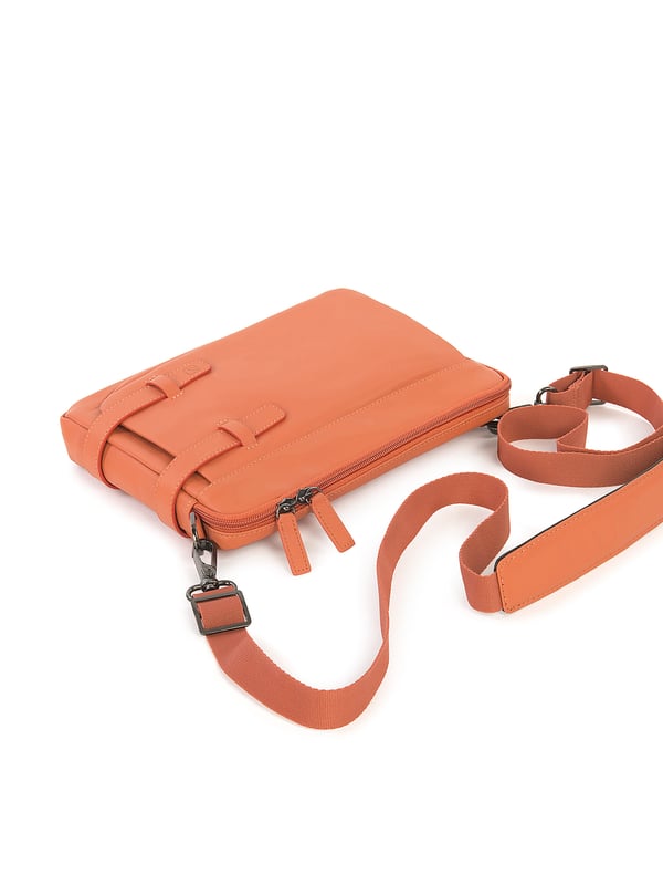 Unisex Crossbody tas met ritssluiting. twee open binnenzakken. afwezige externe zakken. verstelbare en afneembare lederen schouderband. ontbrekend handvat. een binnencompartiment. extern materiaal. polyester binnenkant. Afmetingen: 27x22x5,5 cm. Modeproduct