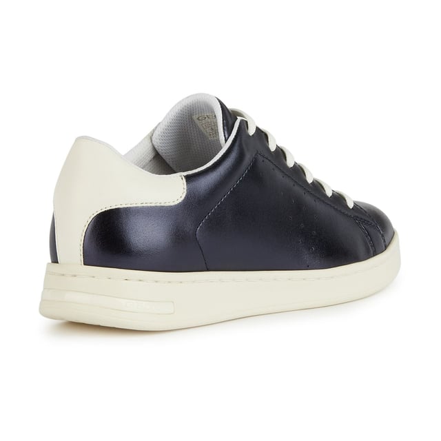 Jaysen is a lightweight breathable low-cut sneaker for women that exudes casual charm and takes its cues from a classic tennis-shoe style. With an attractive everyday design, it comes in a mixture of a pearlescent and plain leather-effect material.