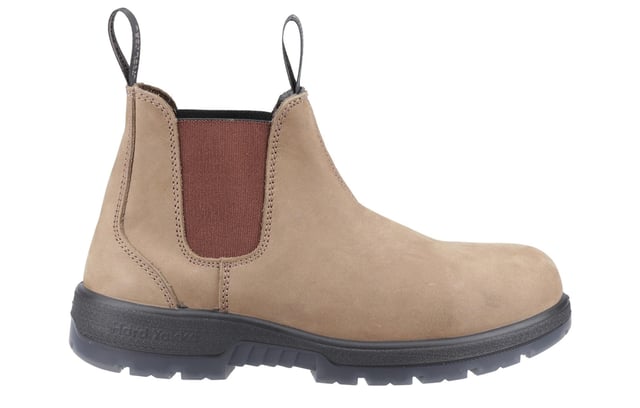 De Hard Yakka Brumby Soft Toe Dealer Boots combineren duurzaamheid en comfort voor zware werkomgevingen. Met een waterdichte premium volnerf lederen bovenwerk en een robuuste PU/TPU-constructie houden deze laarzen je voeten droog en beschermd. Aan de binnenkant biedt de Repreve voering en een hoogwaardige leren hiel (1,8 mm - 2 mm) een comfortabele pasvorm, terwijl de PU/geheugenfoam inlegzool zich naar je voet vormt voor extra demping. Veiligheidskenmerken omvatten een kickguard teenbescherming, een niet-metalen perforatiebestendige plaat en een SRC-gewaardeerde slipbestendige buitenzool voor uitstekende grip. Met extra lange trekloops voor gemakkelijk aan- en uittrekken en antistatische eigenschappen zijn de Brumby Dealerboots de ideale keuze voor betrouwbare, duurzame werkvoetwear.
- Waterdichte premium volnerf lederen bovenwerk
- Repreve binnenvoering met leren hiel
- Extra lange trekloops
- PU/geheugen foam inlegzolen
- Kickguard teenbescherming
- TPU slipbestendige buitenzool
- Niet-metalen perforatiebestendige plaat
- Hard Yakka Branding
