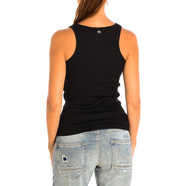 Sleeveless top Le temps des Cerises.
 Color Black
 Suitable and casual for every day.
 Classic round neck.
 Ribbed texture.
 Seams seen in tone.

 Composition: 45% Viscose, 30% Cotton, 16% Polyester, 9% Metallic fiber.

 -Machine wash at a maximum temperature of 30º.
 -Do not use a dryer.
 -Do not use bleach.
 -Iron temperature max. 110º.
 -Do not dry clean.
 Composition: 45% Viscose, 30% Cotton, 16% Polyester, 9% Metallic fiber.
 Care:
-Machine wash at a maximum temperature of 30º.
 -Do not use a dryer.
 -Does not use bleach.
 -Iron maximum temperature 110º.
 -Do not dry clean.