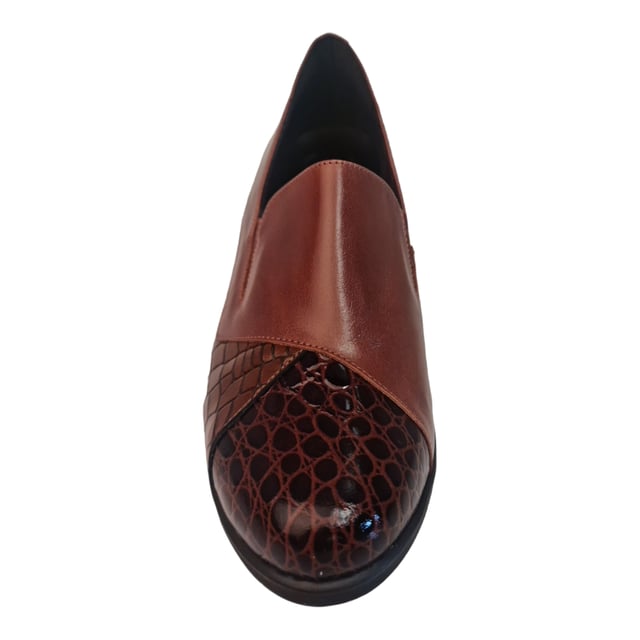 Zapato de encaje de ajuste elástico con estampado en la zona del empeine bajo. Cuenta con una cómoda suela y una planta antideslizante