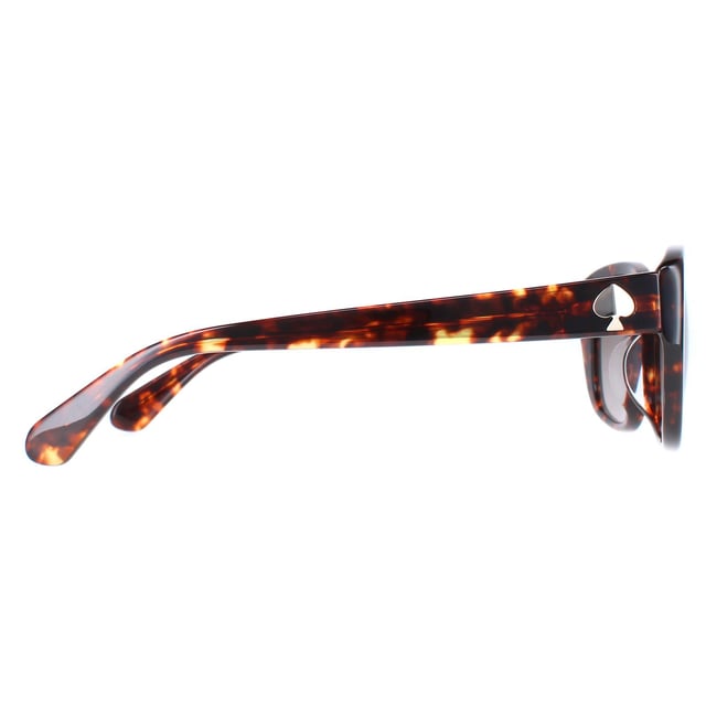 Las gafas de sol Kate Spade Kenzie/G/S 086 HA havana marrón degradado son una moderna montura rectangular fabricada en ligero acetato. Ya sea paseando por la playa o navegando por las calles de la ciudad, estas gafas de sol son un compañero perfecto para cualquier ocasión. El logotipo de Kate Spade aparece en las patillas para garantizar la autenticidad de la marca.