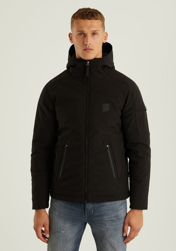 Passform & Material Die Saturn Climate ist ein kurzes und tailliertes Winterjackenmodell. Es handelt sich um eine Jacke mit einer Außenschicht aus Softshell. Diese Schicht sorgt dafür, dass die Jacke wasserabweisend, winddicht und atmungsaktiv ist und Sie warm hält.  Details Diese Winterjacke hat 5 Taschen, darunter zwei Seitentaschen, eine mit Reißverschluss und eine mit Knopfverschluss auf beiden Seiten. Auf der Innenseite befindet sich eine Innentasche mit Reißverschluss. Außerdem hat die Jacke eine verstellbare Kapuze und unverwechselbare CHASIN'-Details.  Eigenschaften Softshell Wasserabweisend Winddicht Atmungsaktiv Warmhalten Verstellbare Kapuze 5 Taschen Kunststoffreißverschluss CHASIN'-Details