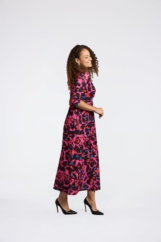 Divertido, coquetón y fluido: Este vestido está hecho para las almas libres. Cortado de un tejido ligero y sostenible, este vestido maxi es ultra versátil y perfecto para todas las ocasiones. El hermoso estampado, el corte imperio y la silueta fluida se combinan para aportar una sensación de facilidad al vestido. Vístelo con tacones para tu próxima fiesta o combínalo con botas para un estilo relajado de otoño-invierno.

95% Poliéster, 5% Elastano

Lavado a máquina a 40°