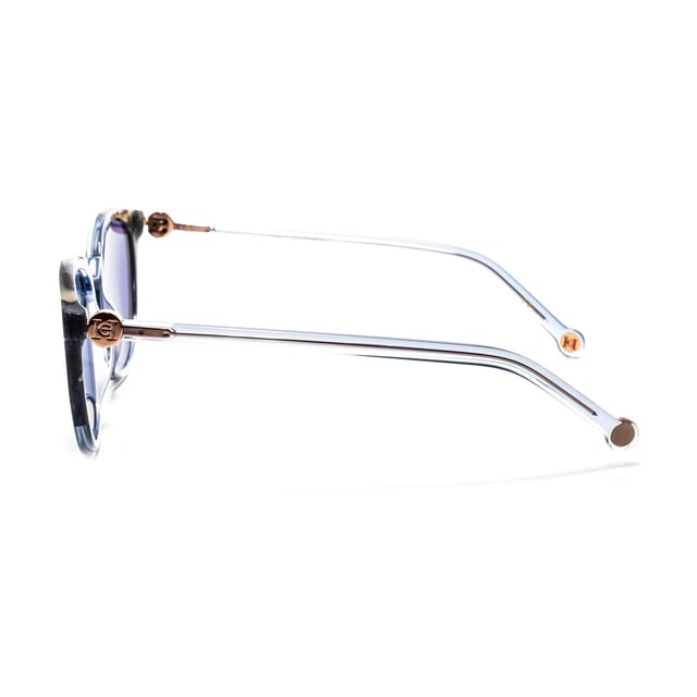 Gafas de sol CH0053S con montura de acetato

Forma y diseño:
- Estas gafas Carolina Herrera tienen una silueta cuadrada clásica.

Material de la montura:
- La montura de estas gafas está fabricada en acetato, un material plástico.
- El acetato proporciona durabilidad, flexibilidad y un acabado liso a la montura.

Patillas de acetato:
- Las patillas también están hechas de acetato, a juego con el material de la montura.
- El acetato en las patillas las hace livianas y cómodas de llevar.

Detalles de la marca:
- Grabado de la marca Carolina Herrera en las patillas.
- Estos elementos de diseño ayudan a identificar claramente el modelo como parte de la colección de gafas Carolina Herrera.

Lentes:
- Los lentes son de alta calidad.
- Estos lentes proporcionan una excelente protección UV y una visión nítida y clara.
 Medidas: Alto lente: 44 mm. Ancho lente: 53 mm. Puente: 20 mm. Patillas: 145 mm.
 Composición: Acetato
 Cuidados:
Utiliza un paño de microfibra suave y limpio para limpiar tus gafas de sol. Este tipo de paño no rayará los lentes.
Evita usar productos de limpieza abrasivos, detergentes, alcohol o acetona, ya que pueden dañar los lentes y los tratamientos antirrefleja