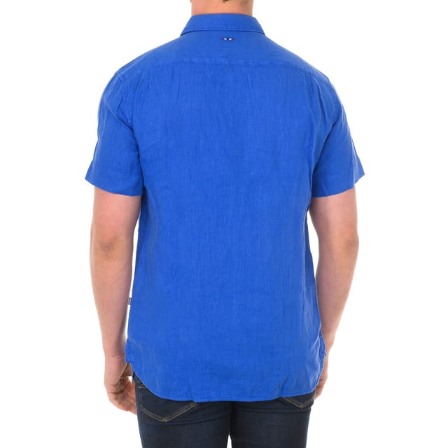 Camisa manga corta.
Color Azul
Cuello de solapa
Manga corta.
Cierre de botones en frontal.
Nombre de la marca bordado en frontal.
Costuras vistas a tono.

Composición:  100% Lino

Lavar máximo a 30ºC.
- Planchar a media temperatura, máx. 110ºC.
- Permite usar secadora.
- No usar lejía.
- No admite el  lavado en seco.
