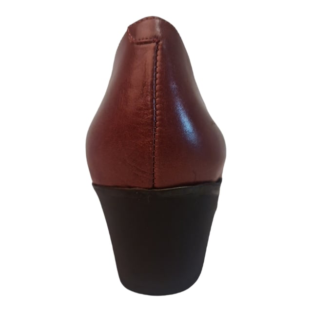 Zapato de encaje de ajuste elástico con estampado en la zona del empeine bajo. Cuenta con una cómoda suela y una planta antideslizante