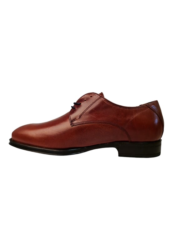 Zapato de vestir con cierre de cordones y lengüeta, con tacón. Cuenta con una comoda suela y una planta antideslizante