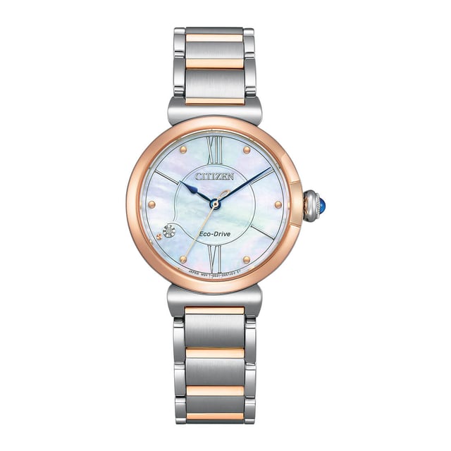 Diese Citizen  Analog Uhr für  Damen ist das perfekte Accessoire zum tragen oder verschenken. Ihr Mehrfarbig 29 mm Rund Gehäuse kombiniert mit dem bequemen Silber Armband aus  Edelstahl garantiert, dass Sie diese atemberaubende Uhr kompromisslos genießen werden. Angetrieben von einem hochwertigen Eco-Drive Uhrwerk und wasserdicht bis 5 bars, läuft Ihre Uhr stets weiter. ECO-DRIVE - Eco-Drive ist eine 40 Jahre alte Kerntechnologie von CITIZEN, die selbst bei schwachem Licht Strom erzeugt und es Uhren ermöglicht, auch im Dunkeln über sechs Monate lang zu laufen. Diese Analog-Uhr verfügt über eine funktion: Solar Diese hochwertige Uhr hat ein Silber Edelstahl Band ( 19 cm Länge und 14 mm Breite) mit einer Faltschließe Gehäusedurchmesser: 29 mm,Gehäuse Höhe: 8 mm, Gehäusefarbe: Mehrfarbig, Zifferblattfarbe: Perlmutt