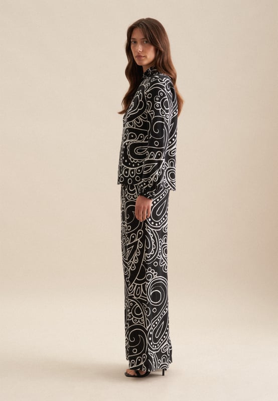 Vervollständigt Ihr Outfit und darf in keiner Garderobe fehlen: Diese Stehkragenbluse aus der "The Statement Prints" Kollektion von Seidensticker überzeugt durch feminine Eleganz. Leinen wird mit hoher Dichte gewebt und ergibt daher ein extrem widerstandsfähiges Material. In Kombination mit 100% Leinen ist sie bestens geeignet für pflegeleichte Business-Outfits. Durch ihren Schnitt in Modern fit liegt die Stehkragenbluse nicht so eng und eher leger an und schafft so einen optimalen Komfort beim Tragen. Das schicke Druck-Muster ist eine stilvolle Ergänzung. Zeitloser Chic gepaart mit modernem Selbstbewusstsein - eine elegante Bluse für viele Gelegenheiten. Bei dieser Langarm-Stehkragenbluse werden Stilsicherheit und Eleganz hervorgehoben. Ein Rundhals-Ausschnitt sowie ein Stehkragen betonen den nostalgisch-smarten Charakter. Edle Perlmuttknöpfe wirken als unaufdringliche Details.