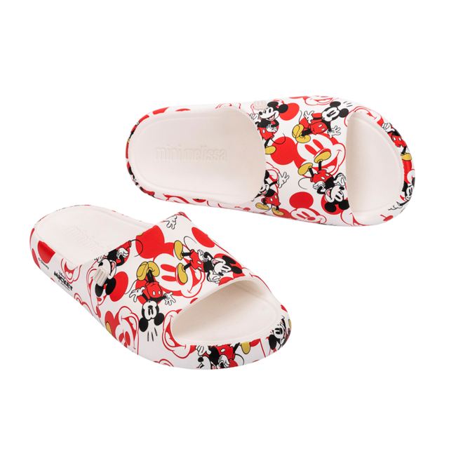 Put a dash of Disney in every step your little one takes with the new Mini Melissa Free Print Slide + Mickey. Extremely lightweight, the sandal has a print in 3DB and serigraphy, and a nylon fastener to ensure stability and comfort.