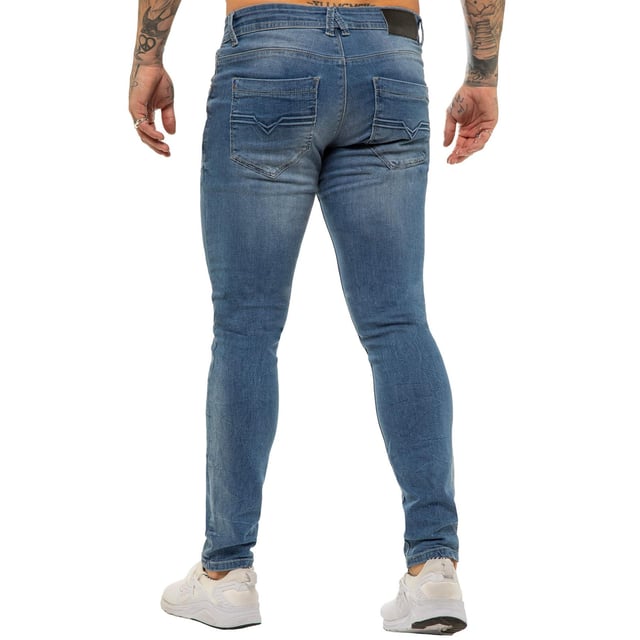 Recién llegados de la prensa, estos jeans hiperelásticos de mezclilla azul son el complemento perfecto para su guardarropa de verano, con un diseño en relieve en los bolsillos traseros y una etiqueta de la marca de la cintura de cuero en la parte posterior. 5 bolsillos de estilo clásico que incluyen un bolsillo para monedas y un botón de mosca para completar el look. Estos jeans muestran 100% de comodidad.