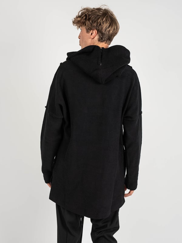 Unisex
Estilo holgado y más largo (Oversize)
Con capucha
Capucha decorada con cremallera
Cierre de velcro en el cuello
Dos bolsillos en la parte delantera
Decorado con cintas con logotipos
Aberturas laterales
Decorado con costuras exteriores
Fabricado con tela de alta calidad
Fabricado en Italia